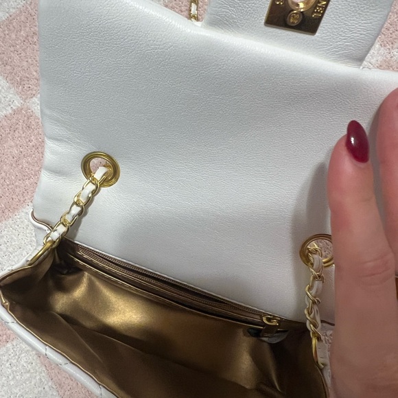 CHANEL White Quilted Bag with Gold Chain - Picture 6 of 6